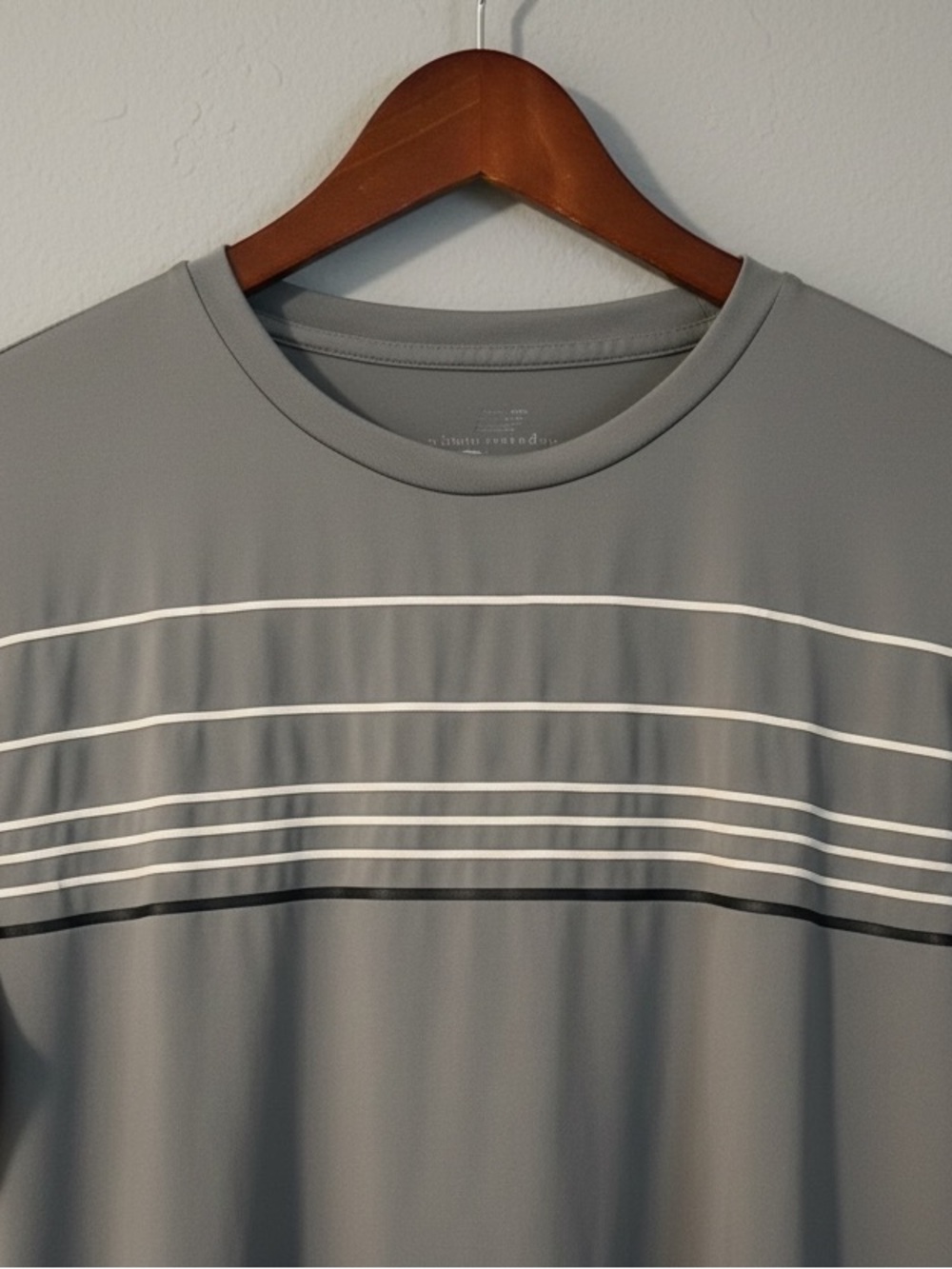 Vineyard Vines Performance Men’s Gray Short-Sleeve Tee T Shirt w Stripe Accents